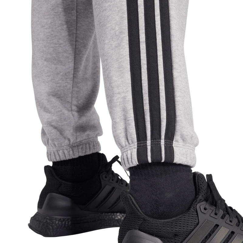 Pantalon-adidas-para-mujer-W-3S-Ft-Cf-Pt-para-moda-color-gris.-Lateral-Sobre-Modelo