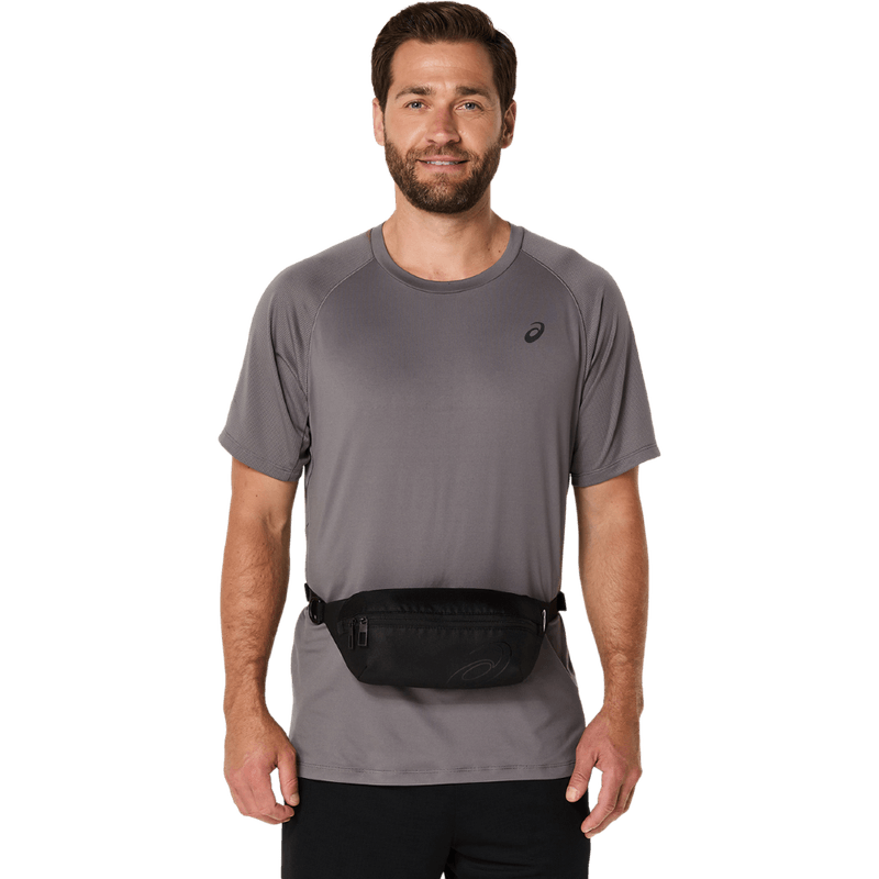 Canguro-asics-unisex-Asics-Waist-Pouch-para-entrenamiento-color-negro.-Reverso-Sobre-Modelo