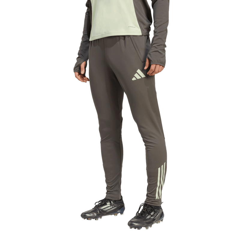 Pantalon-adidas-para-hombre-Real-Madrid-Tr-Pnt-para-futbol-color-gris.-Frente-Sobre-Modelo