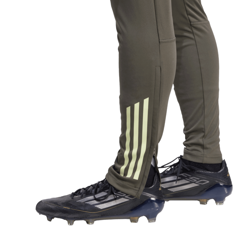 Pantalon-adidas-para-hombre-Real-Madrid-Tr-Pnt-para-futbol-color-gris.-Detalle-Reflectivo-Modelo