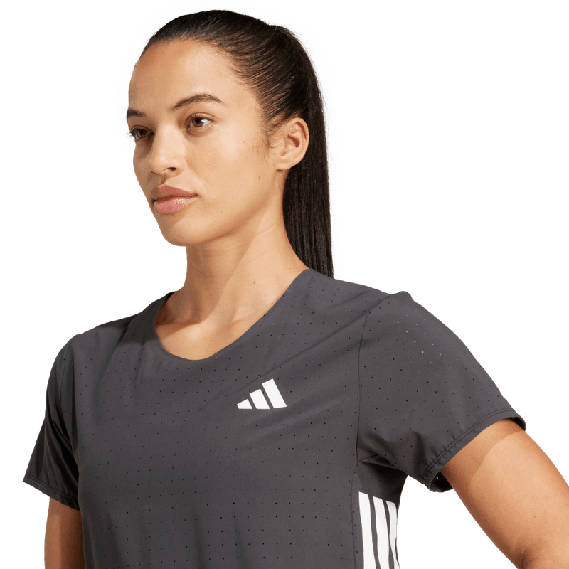 Camiseta-Manga-Corta-adidas-para-mujer-Adizero-Tee-W-para-correr-color-negro.-Lateral-Sobre-Modelo