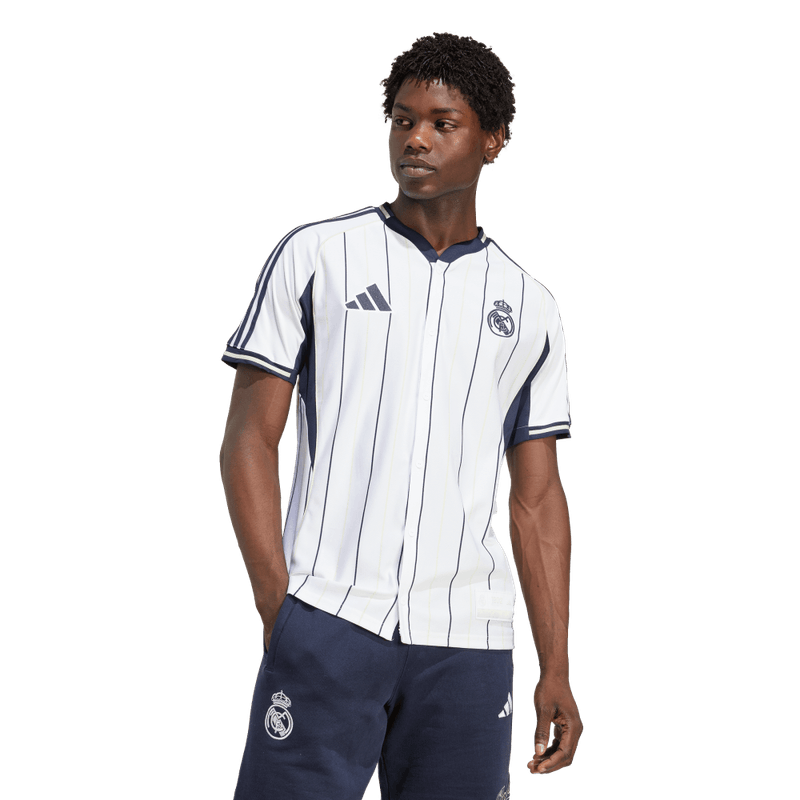 Camiseta-Manga-Corta-adidas-para-hombre-Real-Madrid-Us-Shirt-para-futbol-color-blanco.-Frente-Sobre-Modelo