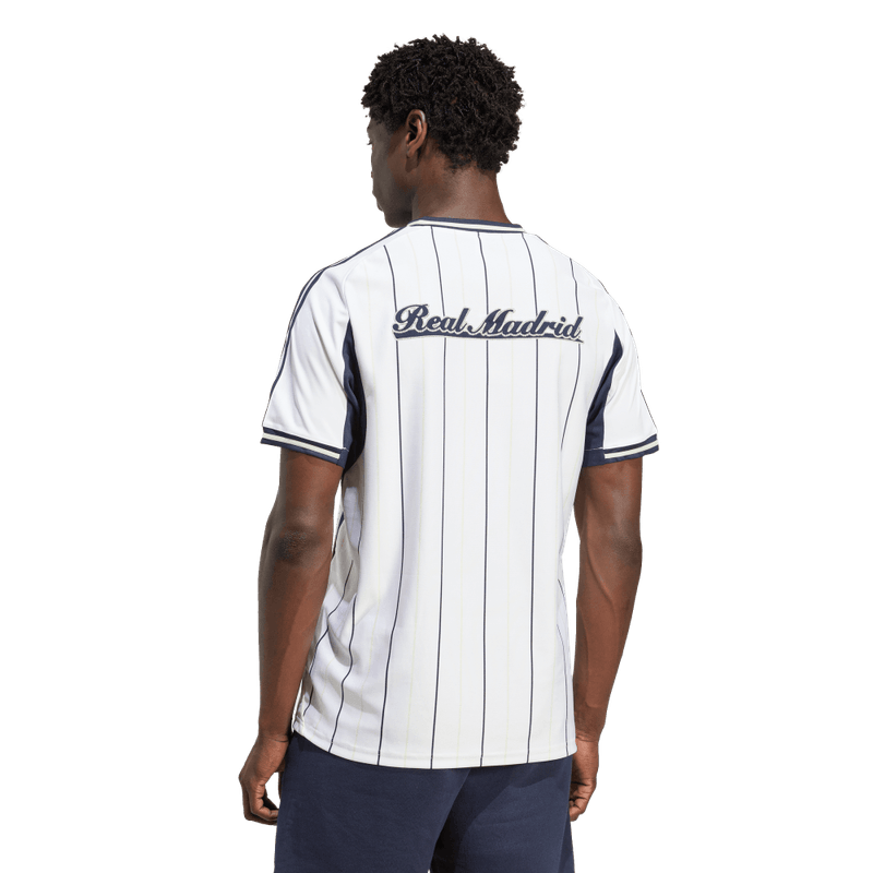 Camiseta-Manga-Corta-adidas-para-hombre-Real-Madrid-Us-Shirt-para-futbol-color-blanco.-Frente-Sin-Modelo
