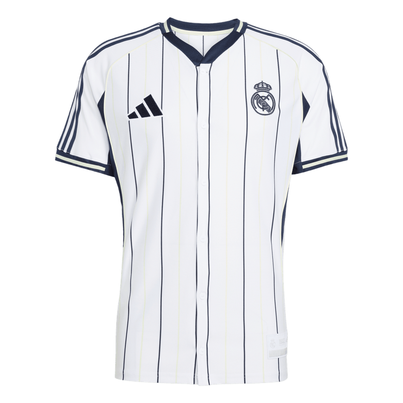 Camiseta-Manga-Corta-adidas-para-hombre-Real-Madrid-Us-Shirt-para-futbol-color-blanco.-Frontal-Sobre-Modelo