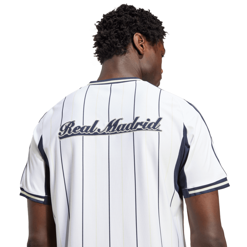 Camiseta-Manga-Corta-adidas-para-hombre-Real-Madrid-Us-Shirt-para-futbol-color-blanco.-Detalle-Reflectivo-Modelo