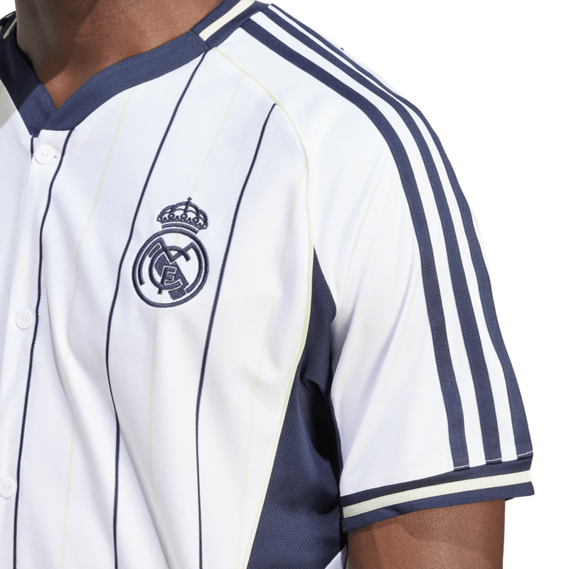 Camiseta-Manga-Corta-adidas-para-hombre-Real-Madrid-Us-Shirt-para-futbol-color-blanco.-Lateral-Sobre-Modelo