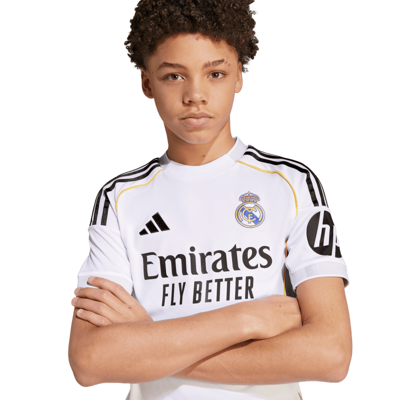 Camiseta-De-Equipo-adidas-para-niño-Real-Madrid-H-Jsy-Y-para-futbol-color-blanco.-Lateral-Sobre-Modelo