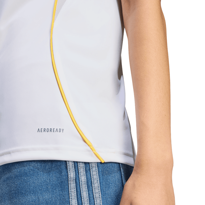 Camiseta-De-Equipo-adidas-para-mujer-Real-Madrid-H-Jsy-W-para-futbol-color-blanco.-Lateral-Sobre-Modelo