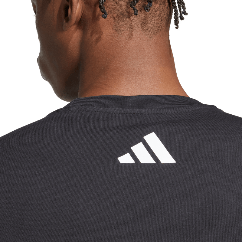 Camiseta-Manga-Corta-adidas-para-hombre-Mer-Dna-Gftee-M-para-moda-color-negro.-Lateral-Sobre-Modelo