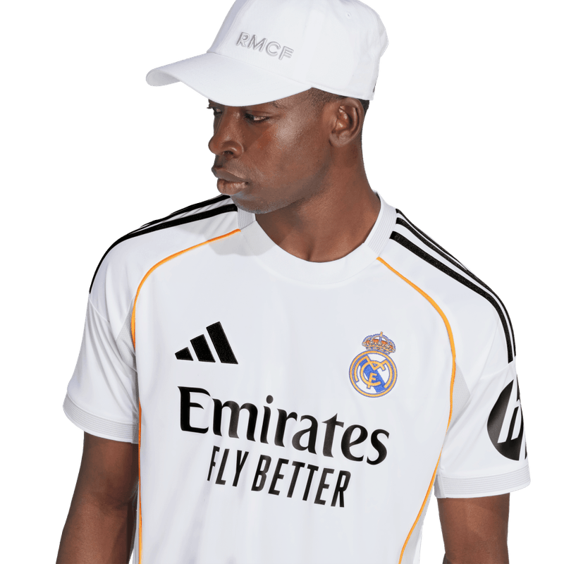 Camiseta-De-Equipo-adidas-para-hombre-Real-Madrid-H-Jsy-para-futbol-color-blanco.-Lateral-Sobre-Modelo