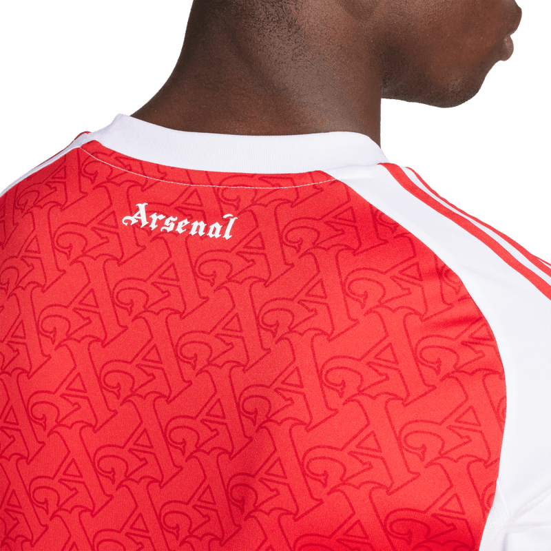 Camiseta-De-Equipo-adidas-para-hombre-Arsenal-H-Jsy-para-futbol-color-rojo.-Lateral-Sobre-Modelo