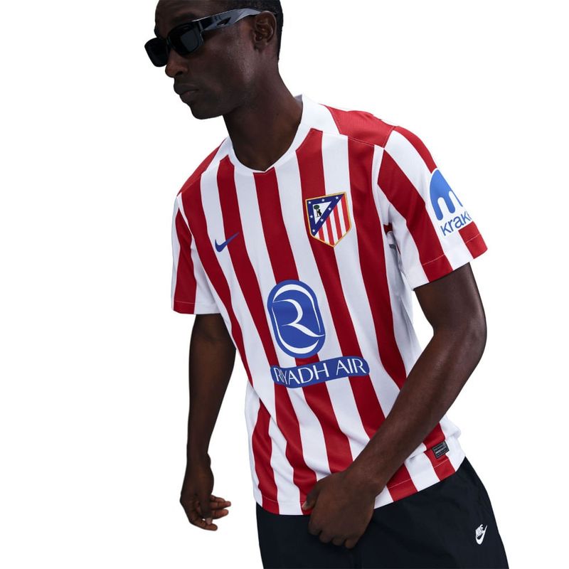 Camiseta-De-Equipo-nike-para-hombre-Atletico-Madrid-M-Nk-Df-Jsy-Ss-Stad-Hm-para-futbol-color-rojo.-Reverso-Sobre-Modelo