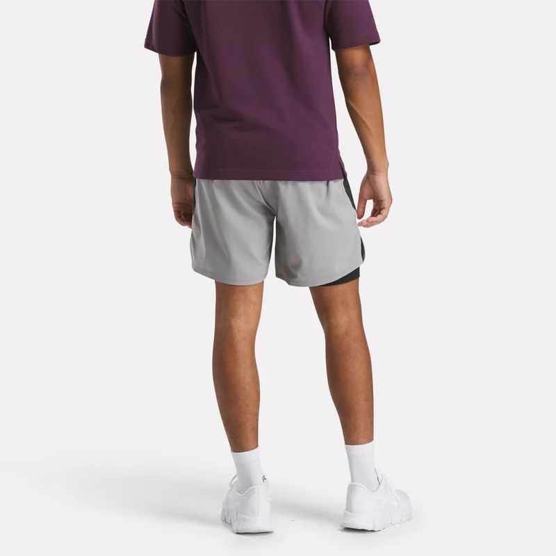 Pantaloneta-reebok-para-hombre-Running-2-1-Short-para-correr-color-gris.-Reverso-Sobre-Modelo