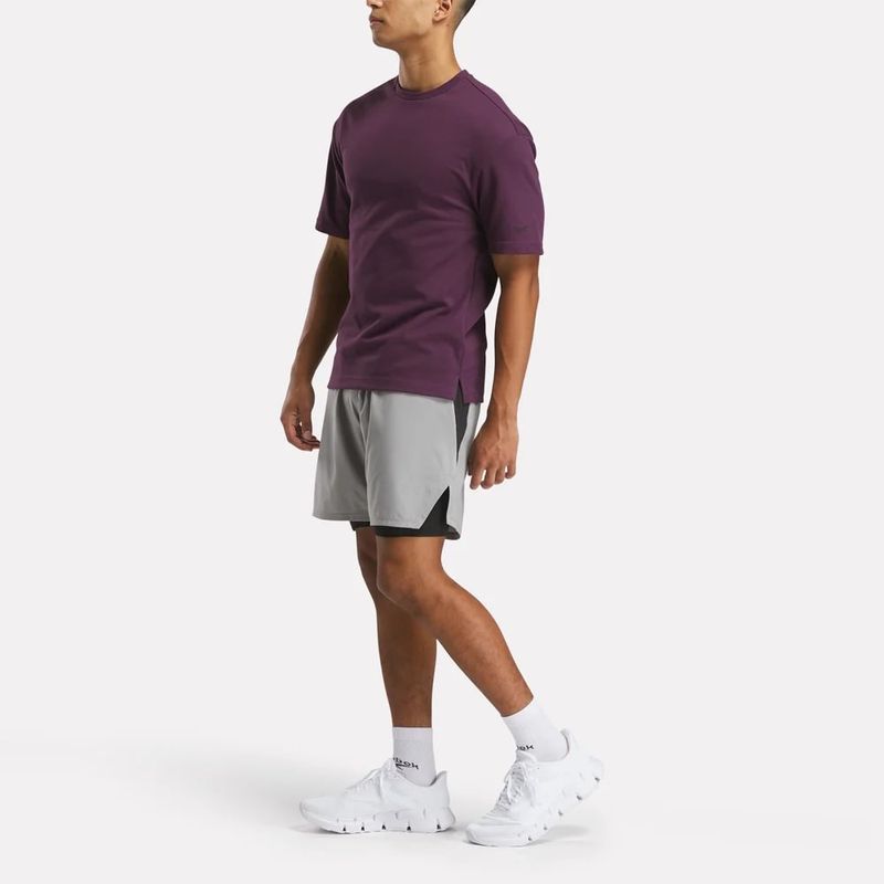 Pantaloneta-reebok-para-hombre-Running-2-1-Short-para-correr-color-gris.-Reverso-Sobre-Modelo