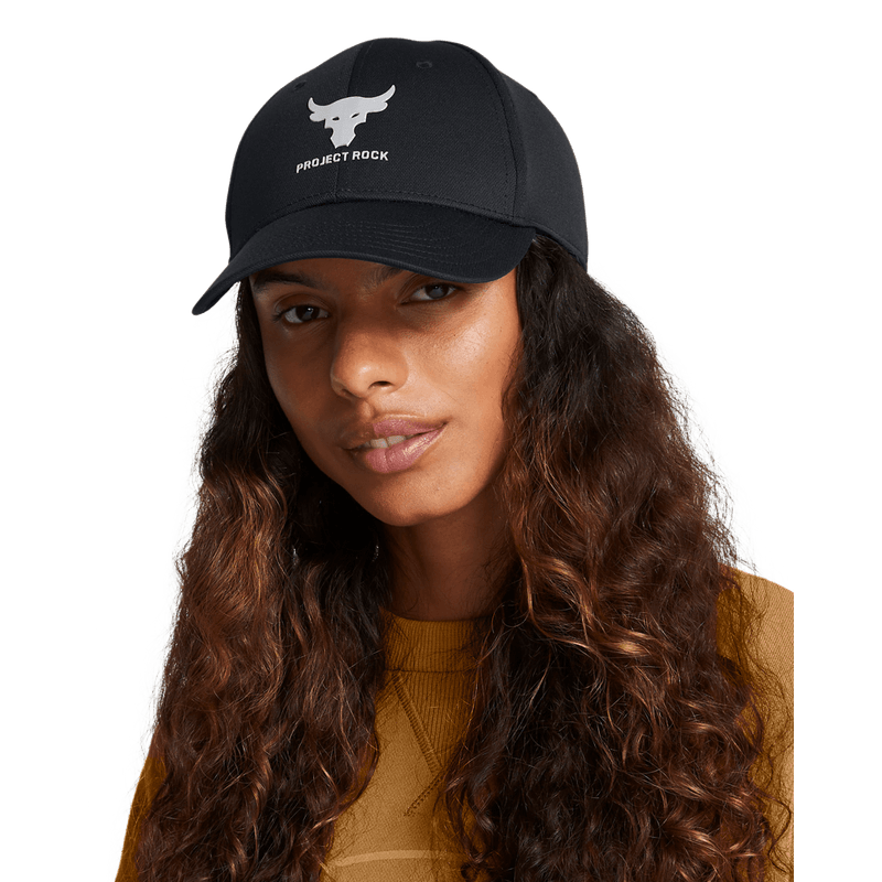 Gorra-under-armour-para-mujer-W-S-Project-Rock-Snapback-para-entrenamiento-color-negro.-Frente-Sobre-Modelo
