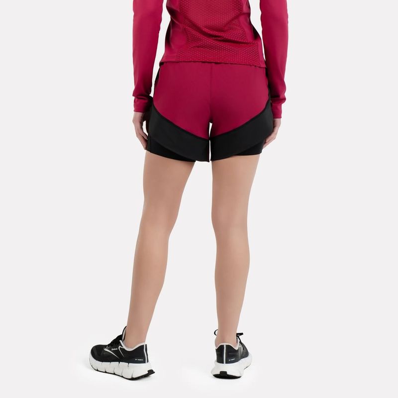 Pantaloneta-reebok-para-mujer-Running-2-In-1-Short-para-correr-color-rojo.-Reverso-Sobre-Modelo