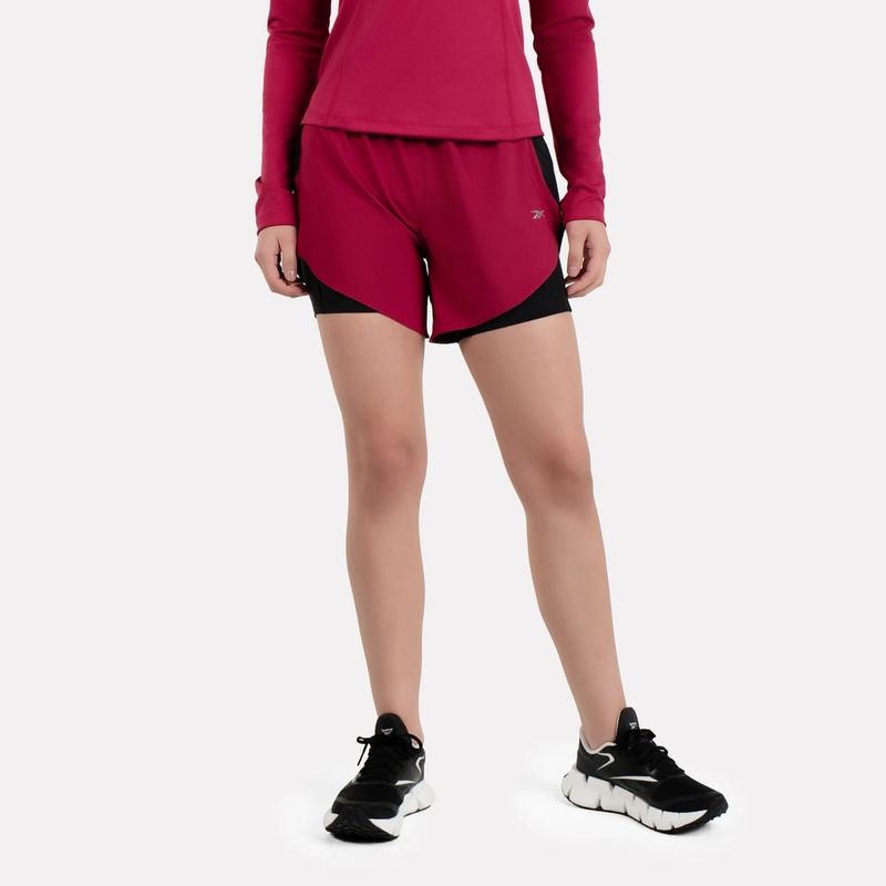 Pantaloneta-reebok-para-mujer-Running-2-In-1-Short-para-correr-color-rojo.-Reverso-Sin-Modelo