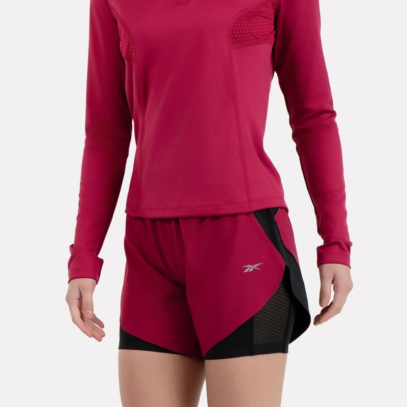 Pantaloneta-reebok-para-mujer-Running-2-In-1-Short-para-correr-color-rojo.-Reverso-Sobre-Modelo