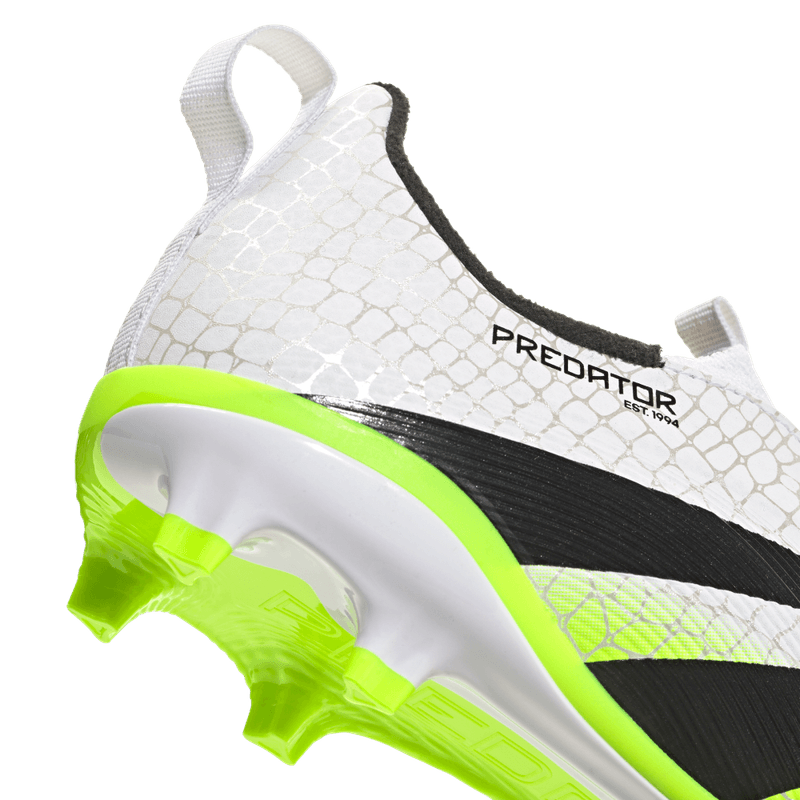 Guayos-adidas-para-niño-Predator-League-Ll-para-futbol-color-blanco.-Par-Laterales