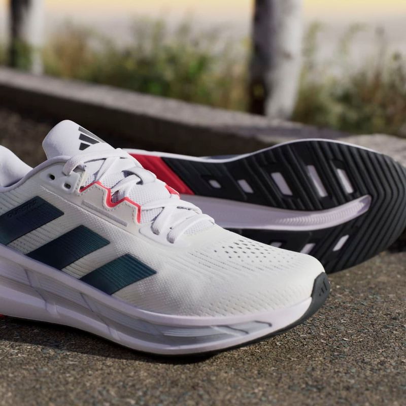 Tenis-adidas-para-hombre-Questar-3-M-para-correr-color-blanco.-Mktg-Vista-45
