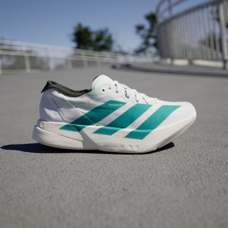 Tenis-adidas-para-mujer-Adizero-Adios-Pro-4-para-correr-color-blanco.-Mktg-Vista-17