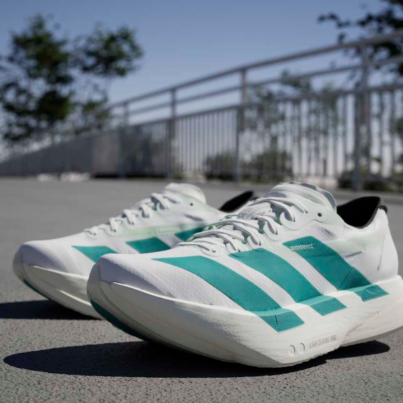 Tenis-adidas-para-mujer-Adizero-Adios-Pro-4-para-correr-color-blanco.-Mktg-Vista-45
