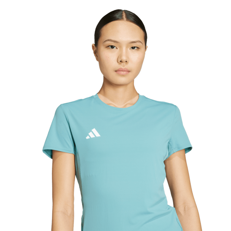 Camiseta-Manga-Corta-adidas-para-mujer-Adizero-E-Tee-para-correr-color-azul.-Lateral-Sobre-Modelo
