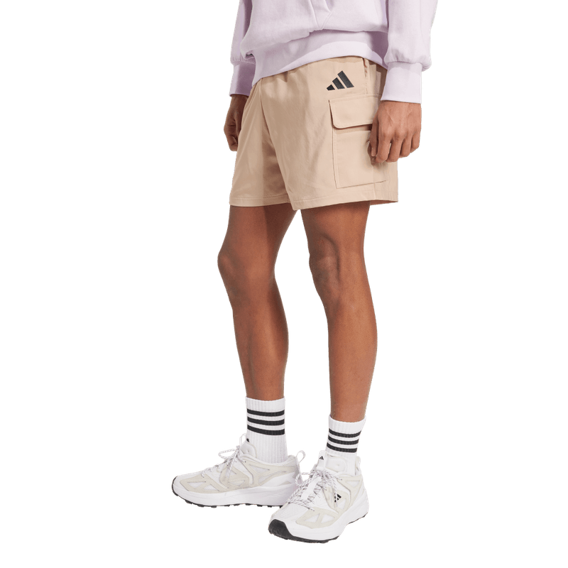 Pantaloneta-adidas-para-hombre-M-Cargo-Chelsea-para-moda-color-beige.-Frente-Sobre-Modelo