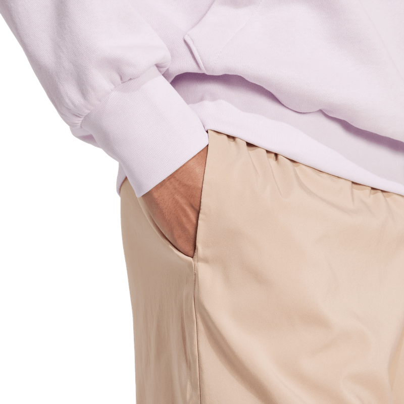 Pantaloneta-adidas-para-hombre-M-Cargo-Chelsea-para-moda-color-beige.-Detalle-Posterior
