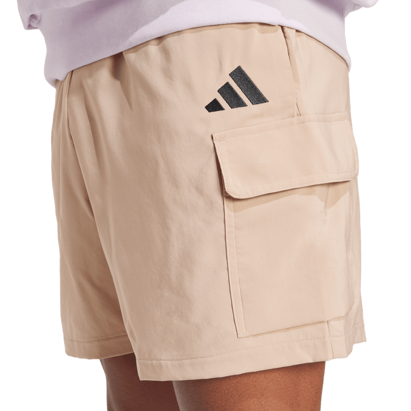 Pantaloneta-adidas-para-hombre-M-Cargo-Chelsea-para-moda-color-beige.-Detalle-Reflectivo-Modelo