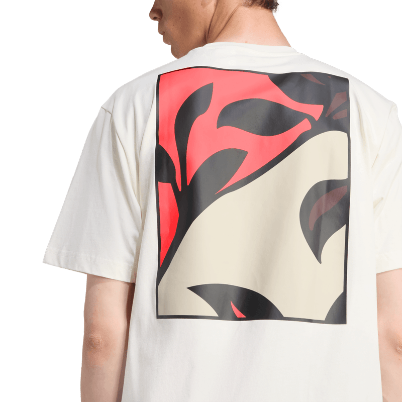 Camiseta-Manga-Corta-adidas-para-hombre-Mer-Sp-Gfxtee-M-para-moda-color-blanco.-Lateral-Sobre-Modelo