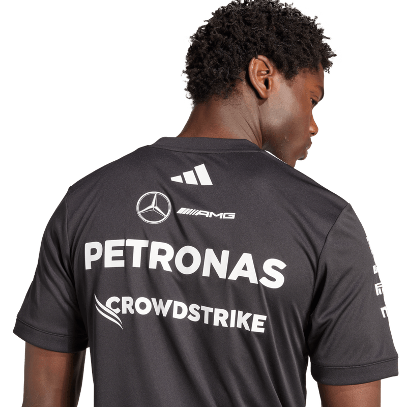 Camiseta-Manga-Corta-adidas-para-hombre-Mer-Dr-Jsyb-Rm-para-moda-color-negro.-Lateral-Sobre-Modelo