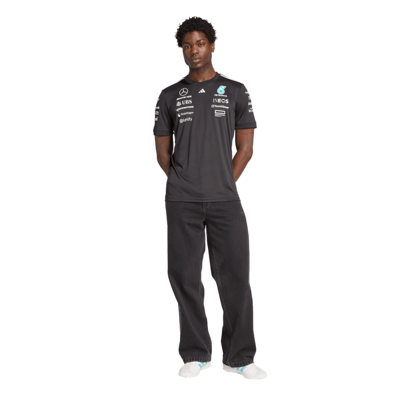Camiseta-Manga-Corta-adidas-para-hombre-Mer-Dr-Jsyb-Rm-para-moda-color-negro.-Lateral-Sobre-Modelo-2