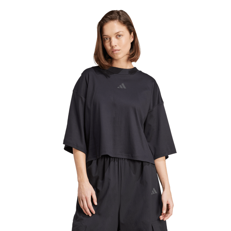 Camiseta-Manga-Corta-adidas-para-mujer-W-Ce-Q2-Tee-para-moda-color-negro.-Frente-Sobre-Modelo