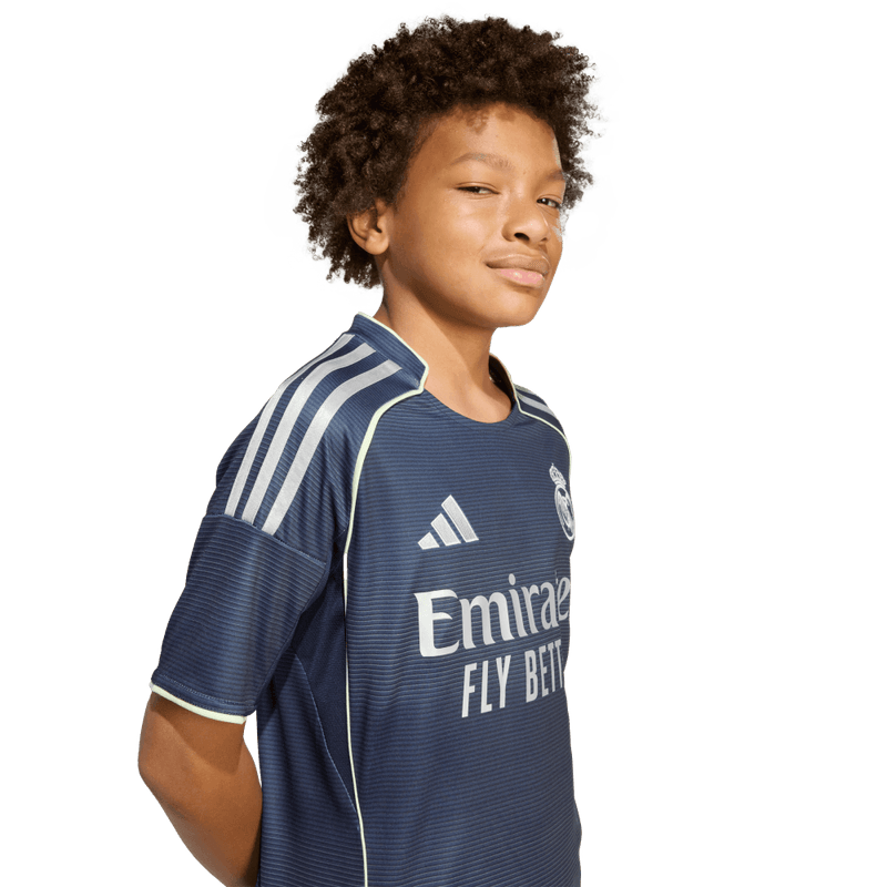 Camiseta-De-Equipo-adidas-para-niño-Real-A-Jsy-Y-para-futbol-color-azul.-Lateral-Sobre-Modelo