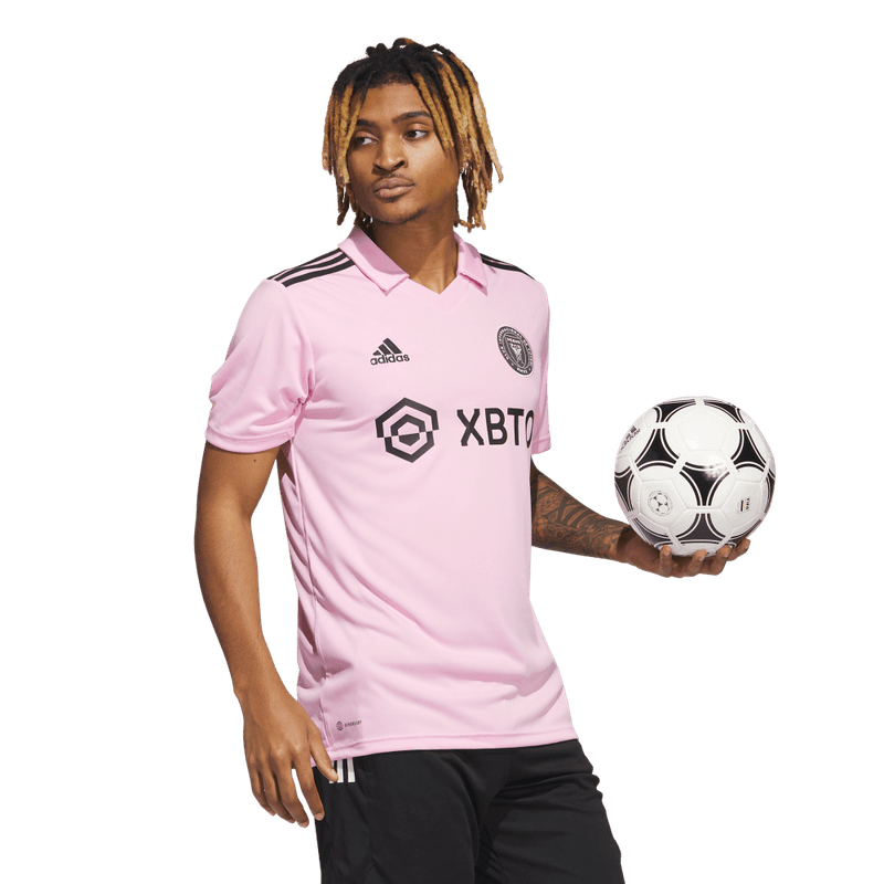 Camiseta-Manga-Corta-adidas-para-hombre-Imcf-H-Jsy-para-futbol-color-rosado.-Lateral-Sobre-Modelo