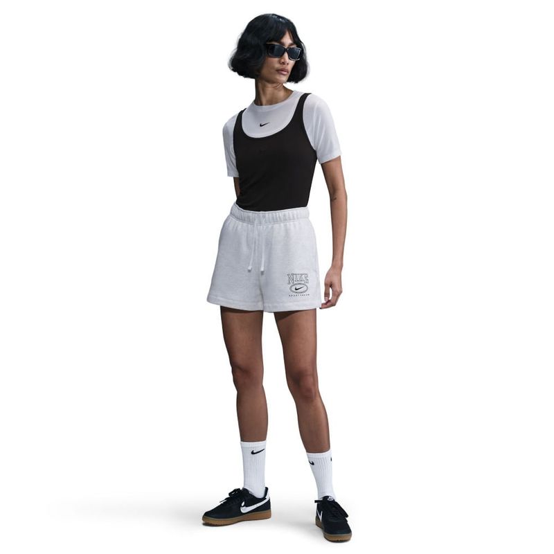 Pantaloneta-nike-para-mujer-W-Nsw-Club-Flc-Ft-Mr-4-Gx-Sht-para-moda-color-negro.-Frente-Sobre-Modelo