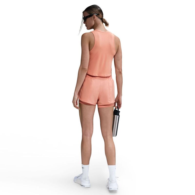 Pantaloneta-nike-para-mujer-W-Nk-One-Df-Mr-3In-2N1-Short-para-entrenamiento-color-naranja.-Reverso-Sobre-Modelo