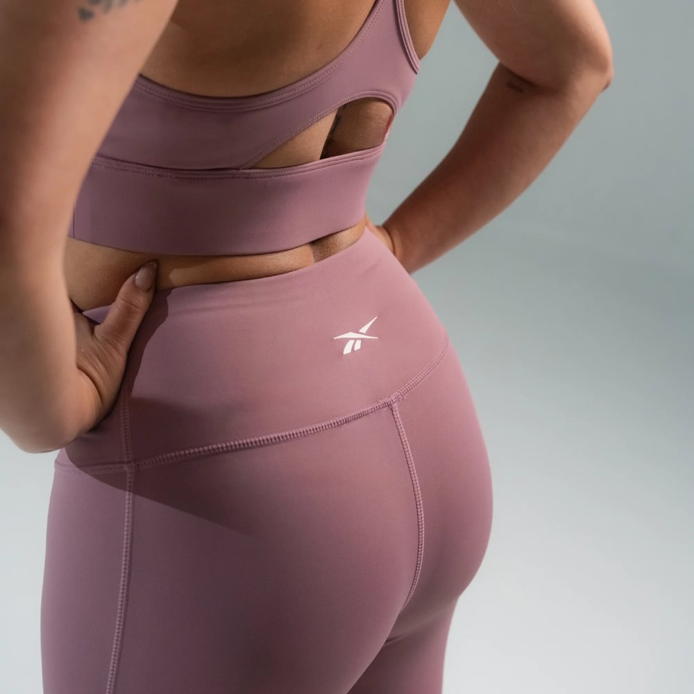 Licra-reebok-para-mujer-Core-Train-High-Rise-Leggings-para-entrenamiento-color-morado.-Reverso-Sobre-Modelo