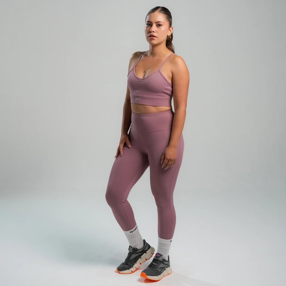 Licra-reebok-para-mujer-Core-Train-High-Rise-Leggings-para-entrenamiento-color-morado.-Reverso-Sobre-Modelo