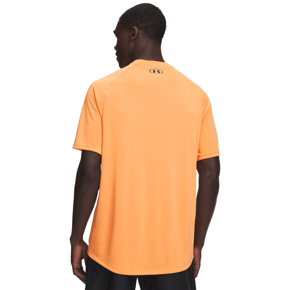 Camiseta-Manga-Corta-under-armour-para-hombre-Ua-Tech-2.0-Ss-Tee-para-entrenamiento-color-naranja.-Reverso-Sobre-Modelo