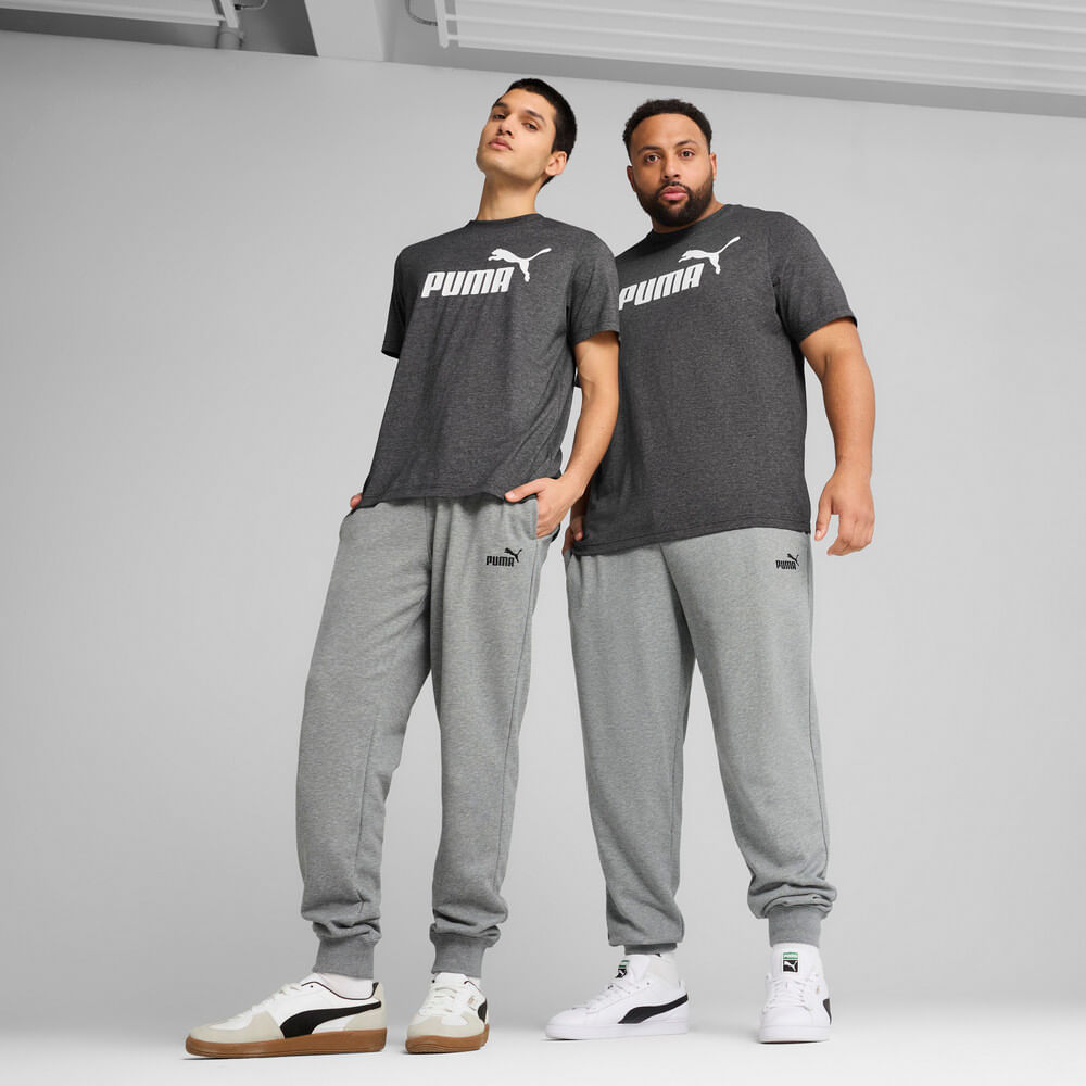 Pantalon-puma-para-hombre-Ess-No.-1-Logo-Sweatpants-Tr-Cl-para-moda-color-gris.-Frente-Con-Modelo