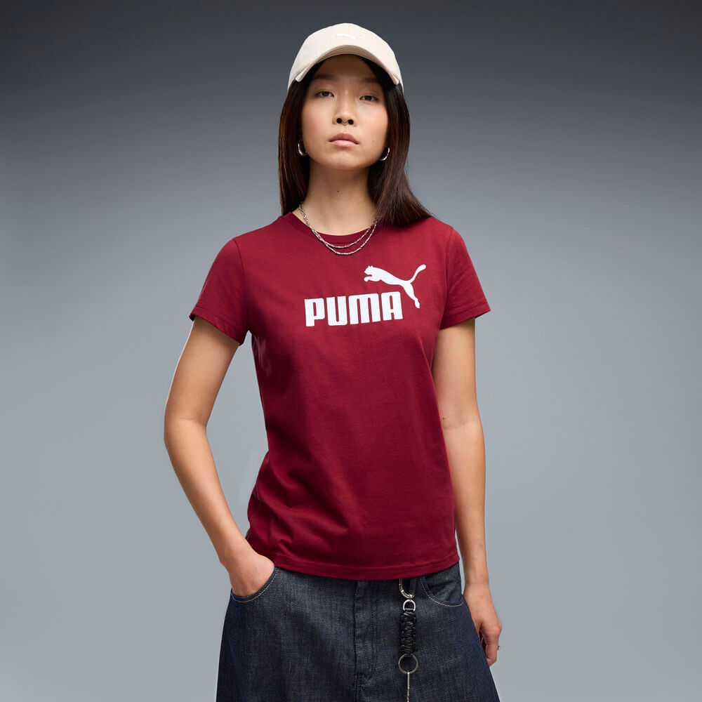 Camiseta-Manga-Corta-puma-para-mujer-Ess-No.-1-Logo-Tee-W---Sm-para-moda-color-rojo.-Frente-Con-Modelo