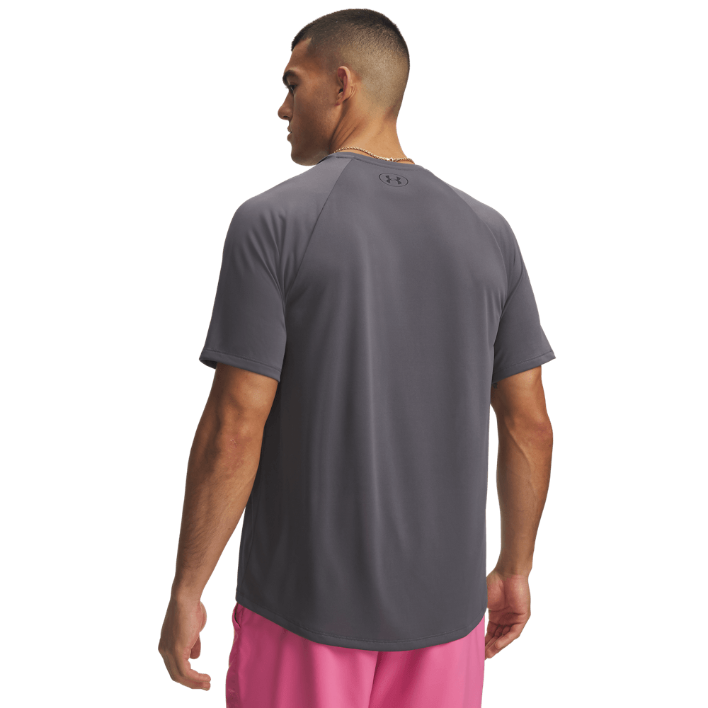 Camiseta-Manga-Corta-under-armour-para-hombre-Ua-Tech-2.0-Ss-Tee-para-entrenamiento-color-gris.-Reverso-Sobre-Modelo