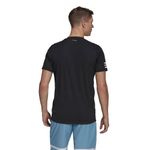 Camiseta-Manga-Corta-adidas-para-hombre-Club-3Str-Tee-para-tenis-color-negro.-Reverso-Sobre-Modelo
