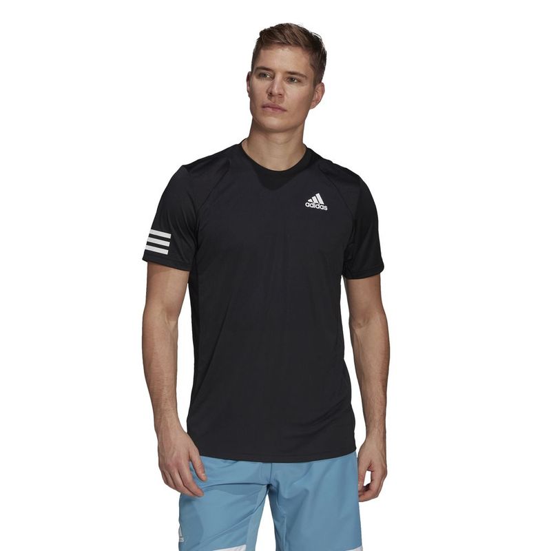Camiseta-Manga-Corta-adidas-para-hombre-Club-3Str-Tee-para-tenis-color-negro.-Zoom-Frontal-Sobre-Modelo