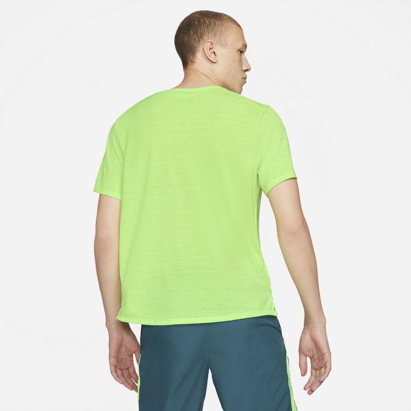 Camiseta-Manga-Corta-nike-para-hombre-M-Nk-Df-Miler-Top-Ss-para-correr-color-verde.-Reverso-Sobre-Modelo