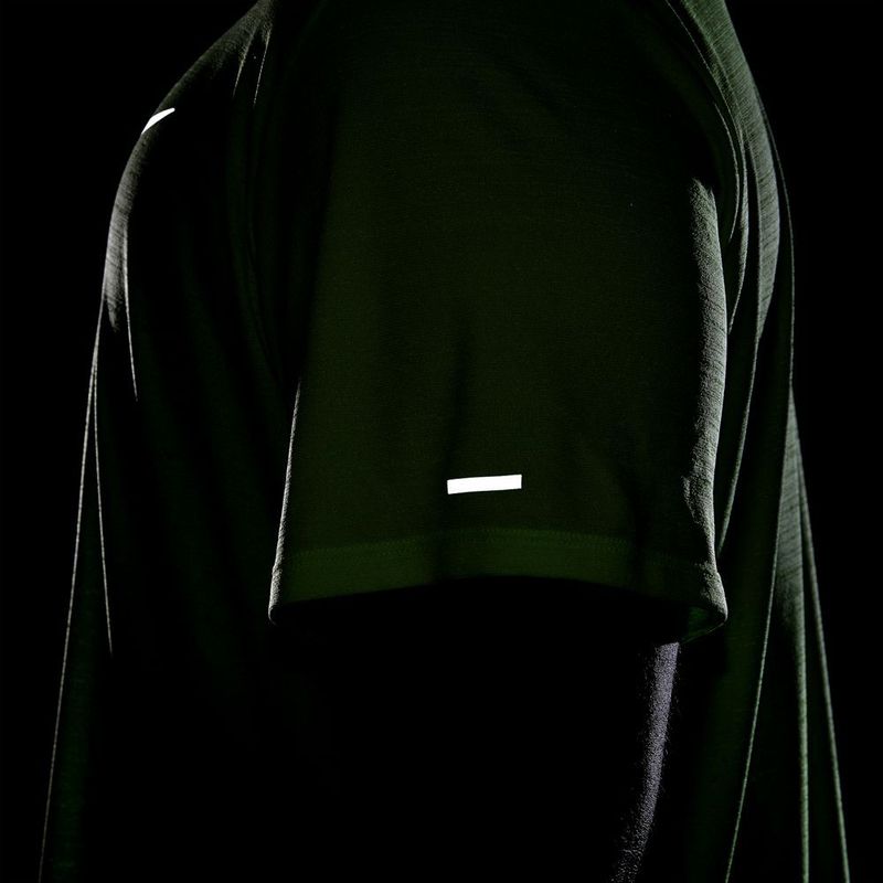 Camiseta-Manga-Corta-nike-para-hombre-M-Nk-Df-Miler-Top-Ss-para-correr-color-verde.-Reflectores