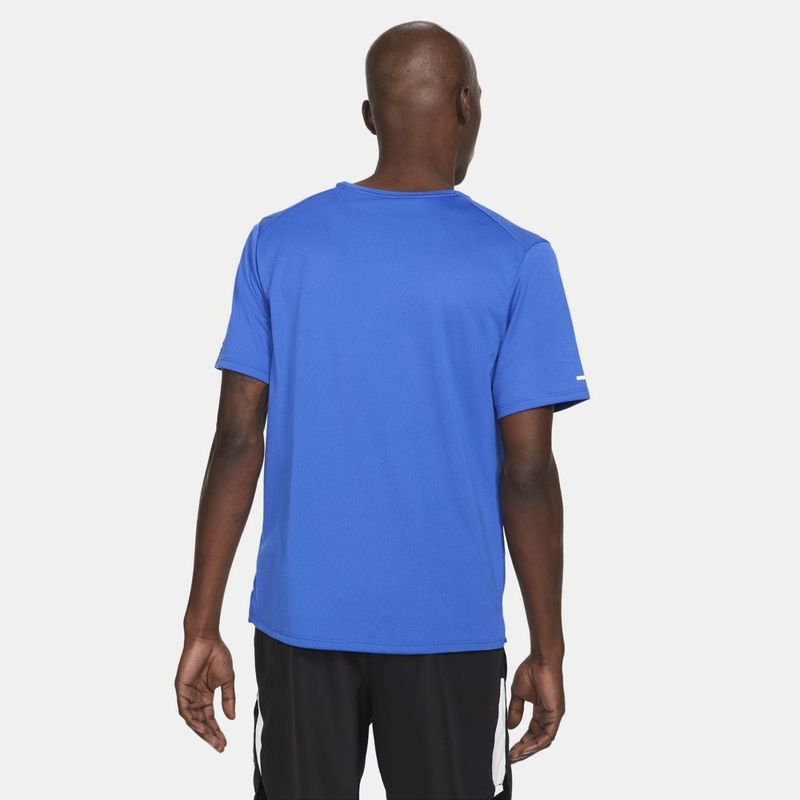 Camiseta-Manga-Corta-nike-para-hombre-M-Nk-Df-Miler-Top-Ss-Wr-Gx-para-correr-color-azul.-Reverso-Sobre-Modelo