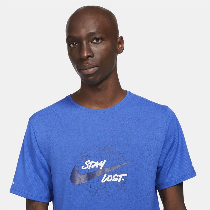 Camiseta-Manga-Corta-nike-para-hombre-M-Nk-Df-Miler-Top-Ss-Wr-Gx-para-correr-color-azul.-Zoom-Frontal-Sobre-Modelo